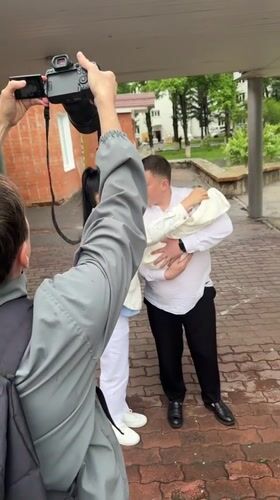 Family photoshoot captured near hospital in rainy Birobidzhan