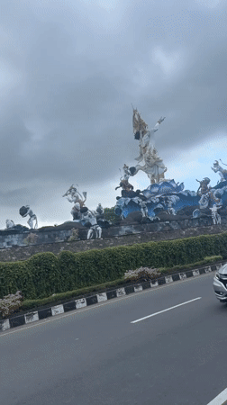 Honda HR-V passes Hindu statues on Denpasar roadside