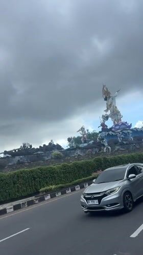 Honda HR-V passes Hindu statues on Denpasar roadside