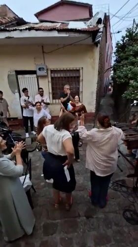 Street marimba performance draws dancing crowd in Cali