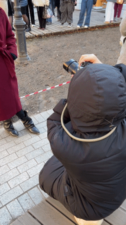 Outdoor photo shoot draws crowds in Saint Petersburg park