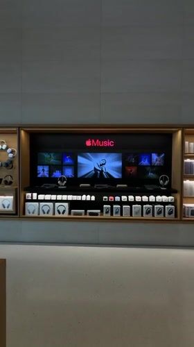 Apple headphones display documented at Seoul store