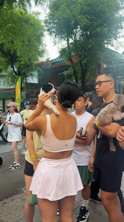 Late-night café gathering features pet-carrying patrons in Thủ Đức