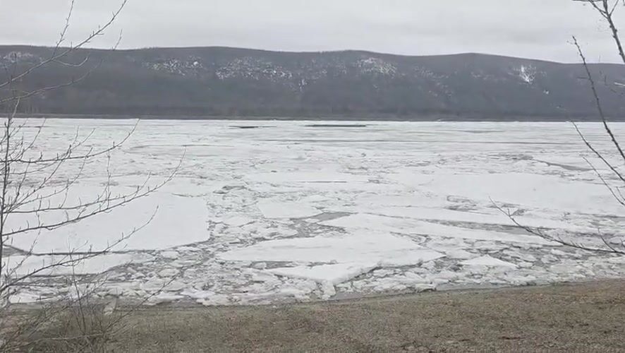 Children pose outdoors amid spring ice breakup in Lensk