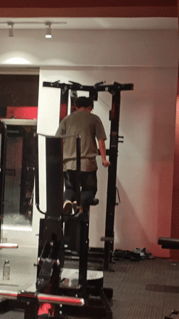 Gym workout and phone use captured in Chongqing