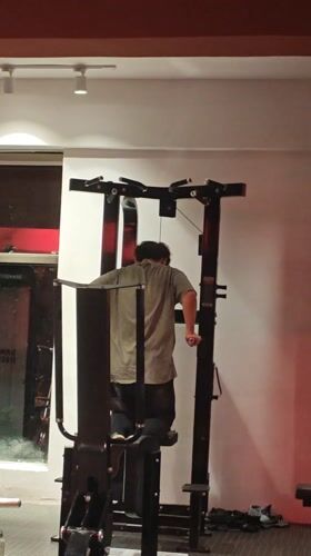 Gym workout and phone use captured in Chongqing