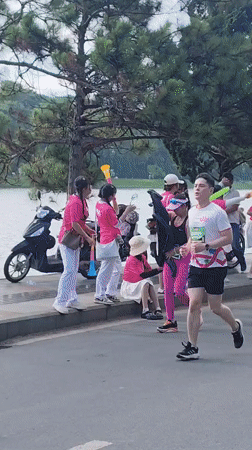 Road race with carrot-carrying runners held in Da Lat