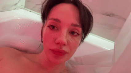 Person spotted in bubble bath in Sankt-Peterburg bathroom