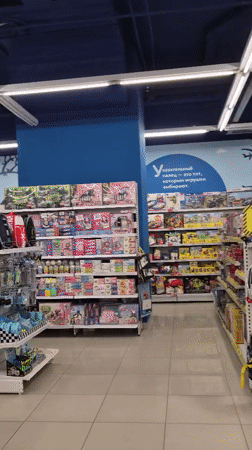 Morning shopping trip documented at Tobolsk mall complex