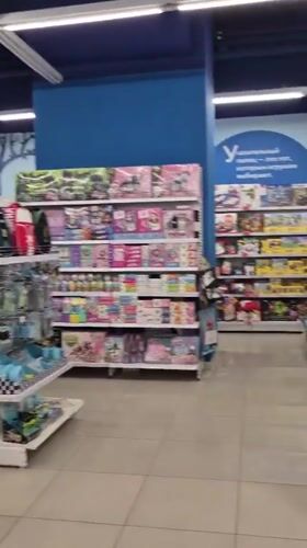 Morning shopping trip documented at Tobolsk mall complex