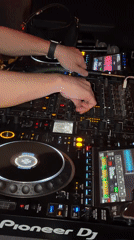 DJ performs at Krasnoyarsk club with Pioneer equipment