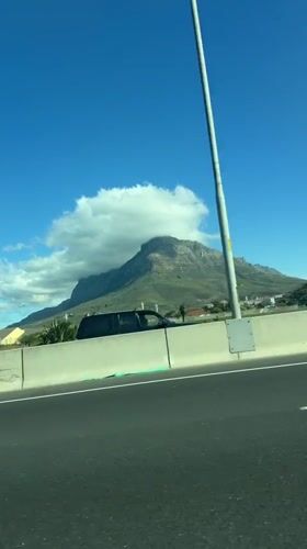 Highway drive captures Cape Town mountain views on sunny day