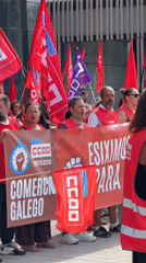 Speaker addresses crowd at outdoor rally in Santiago de Compostela