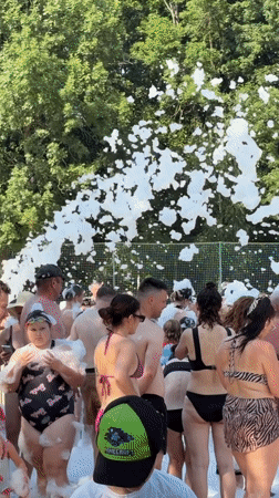 Outdoor foam party draws crowds to sunny Kraków park