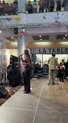 Musical duo performs live show at Pleven shopping mall