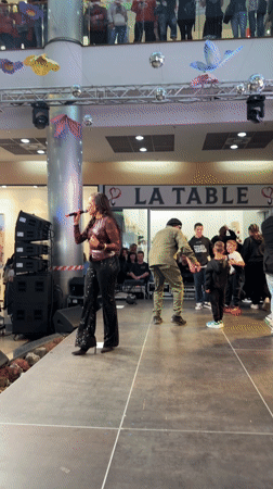 Musical duo performs live show at Pleven shopping mall