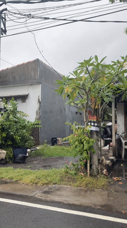 Early morning street activity captured in rainy Kuta Selatan