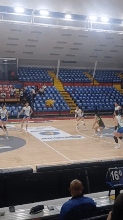 Women's volleyball match documented in Ciudad Guayana stadium
