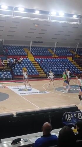 Women's volleyball match documented in Ciudad Guayana stadium