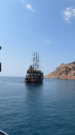 Pirate ship anchored off Alanya coast draws swimmers