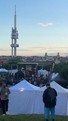 Community festival draws crowds to Prague park despite weather