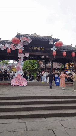 Morning street life captured in Shapingba District tourist area
