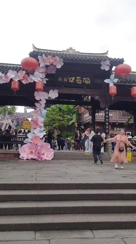 Morning street life captured in Shapingba District tourist area