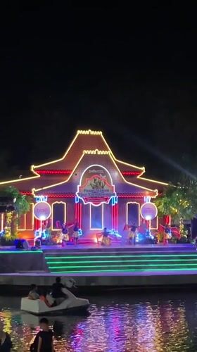 Night market draws crowds to Surabaya's historic Tunjungan district
