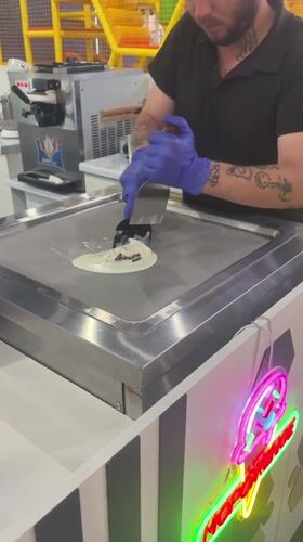Astrakhan mall captures ice cream vendor, child playing