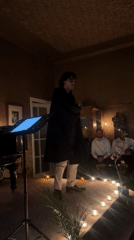 Candlelit reading performance staged in private Sankt-Peterburg venue