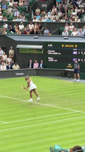 Grass court tennis match at what appears to be Wimbledon