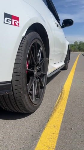 White vehicles and pedestrian observed on Khabarovsk road