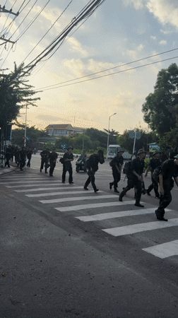 Soldiers cross a Nha Trang street in formation, mid-transit