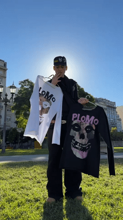 Buenos Aires walking tour captures architecture, street life, casual moments
