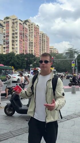 Morning street life documented in Guangzhou's Haizhu District