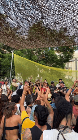 Outdoor band performance draws energetic crowd in Barcelona
