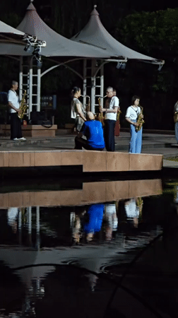 Nighttime saxophone concert draws crowds to Xiaoshan District waterfront park