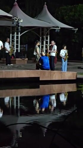 Nighttime saxophone concert draws crowds to Xiaoshan District waterfront park