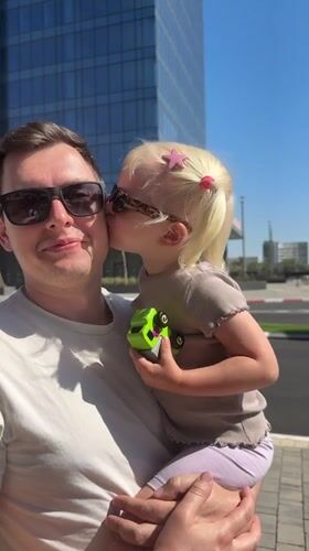 Father and toddler participate in #KissChallenge at Petah Tikva cafe