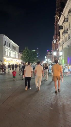 Live street music and foot traffic on a Kazan evening