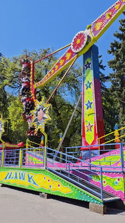 Sunny day brings visitors to Vinnytsia amusement park