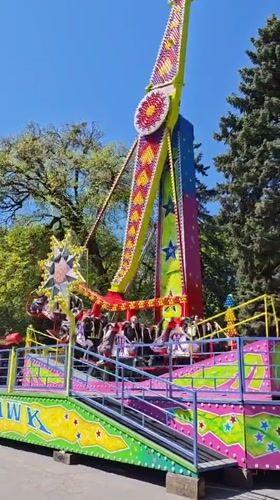 Sunny day brings visitors to Vinnytsia amusement park