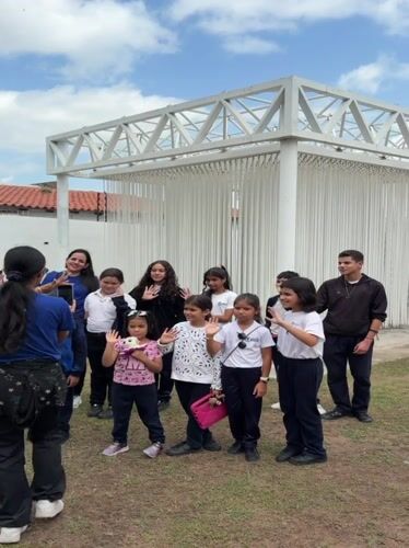School group tours art gallery in Ciudad Bolivar