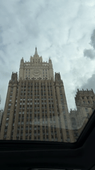 Driver films iconic Moscow ministry building during commute