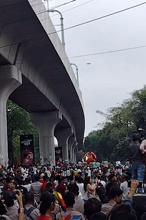 Large crowd gathers for early morning celebration in Dhaka