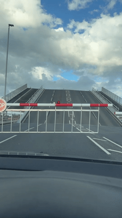 Drawbridge raises in Great Yarmouth, blocking traffic briefly