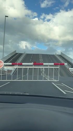 Drawbridge raises in Great Yarmouth, blocking traffic briefly