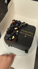 Tel Aviv diners capture mussels and decorated cake