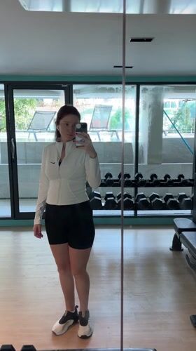 Pregnant woman exercises, takes selfies at Thai gym