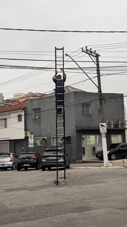 Utility work and street scenes along a São Paulo block